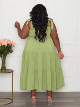 Einfarbiges ärmelloses Rüschenkleid